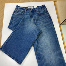 Load image into Gallery viewer, Denim Forum Farrah Hi Crop Jeans 26
