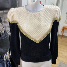 Load image into Gallery viewer, Magnolia vintage sweater M
