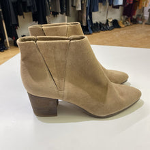 Load image into Gallery viewer, Vince Camuto suede booties 9
