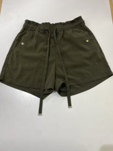 Load image into Gallery viewer, Dynamite flowy shorts XS
