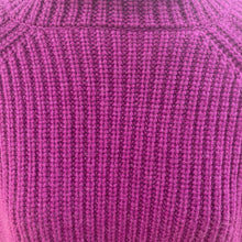 Load image into Gallery viewer, Johnstons of Elgin cashmere sweater M
