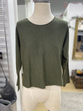 Load image into Gallery viewer, Cabi semi crop sweater M
