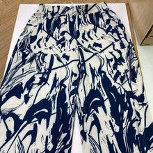 Load image into Gallery viewer, Lululemon printed wide leg pants 10
