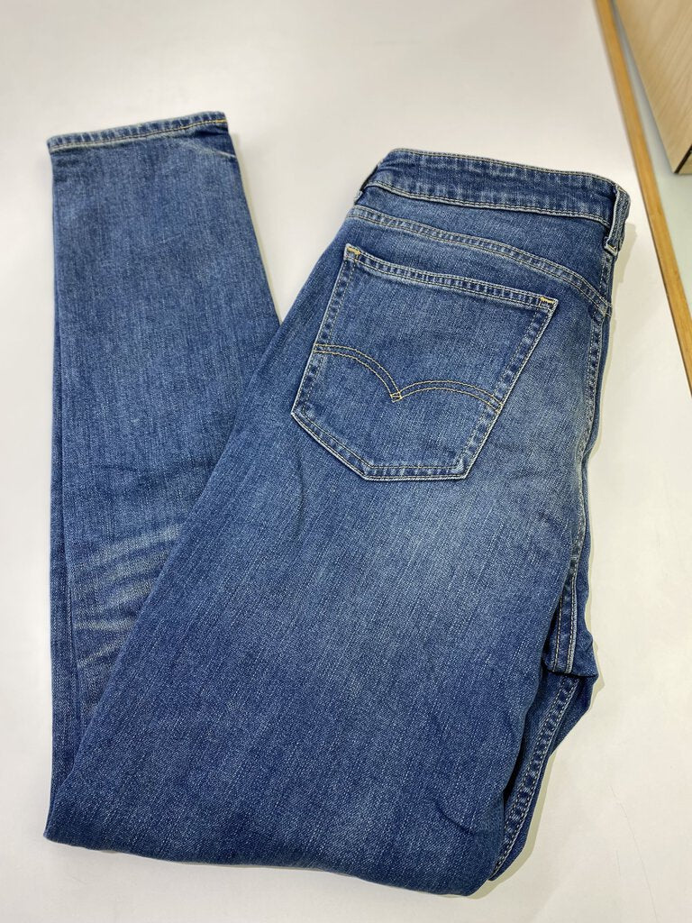 Levis vintage high rise patchy jeans 32