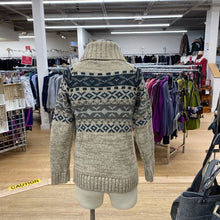 Load image into Gallery viewer, Beaver Canoe sweater S
