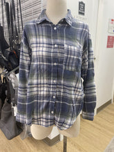 Load image into Gallery viewer, Z Supply plaid flannel button up M
