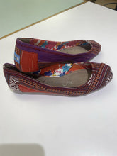 Load image into Gallery viewer, Toms fabric flats 9.5
