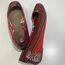 Load image into Gallery viewer, Toms fabric flats 9.5
