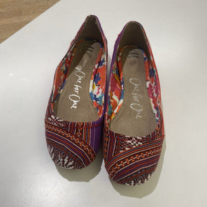 Toms fabric flats 9.5