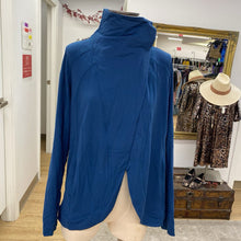 Load image into Gallery viewer, Lululemon 2 button cardi 8
