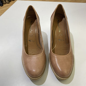 Tamaris leather pumps NWT 40