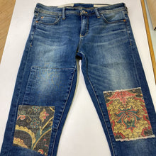 Load image into Gallery viewer, Pilcro Slim Boyfriend patches jeans 28
