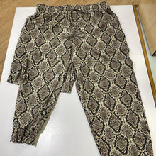 Load image into Gallery viewer, Tommy Bahama pull on pants S
