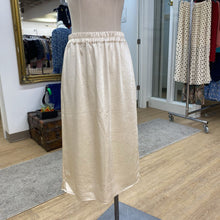 Load image into Gallery viewer, Gap lined satin skirt S
