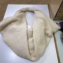 Load image into Gallery viewer, Loeil knit fuzzy handbag
