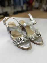 Load image into Gallery viewer, IMNYC cork heel sandals 6.5
