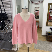 Load image into Gallery viewer, Uniqlo vneck sweater S
