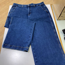 Load image into Gallery viewer, LL Bean Classic Fit jeans 18
