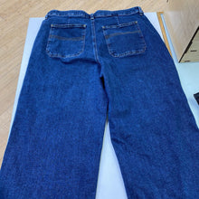 Load image into Gallery viewer, LL Bean Classic Fit jeans 18
