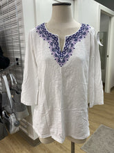 Load image into Gallery viewer, Talbots embroidered top Mp
