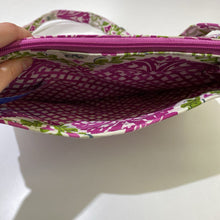 Load image into Gallery viewer, Vera Bradley quilted crossbody
