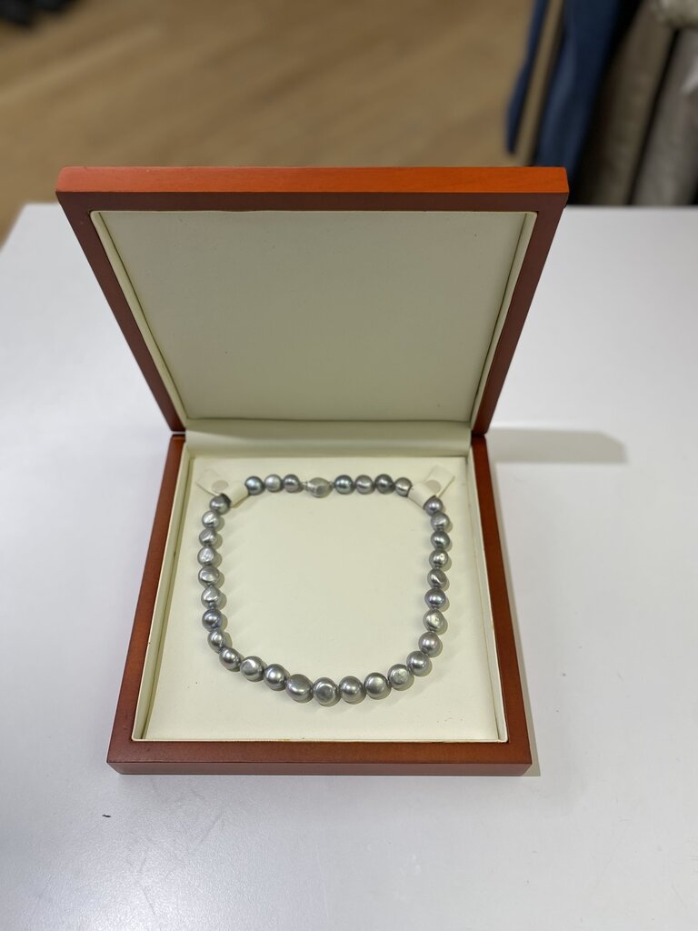 Freshwater pearl necklace w box Retail $500