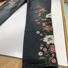 Load image into Gallery viewer, Driftwood Jackie embroidered jeans 32
