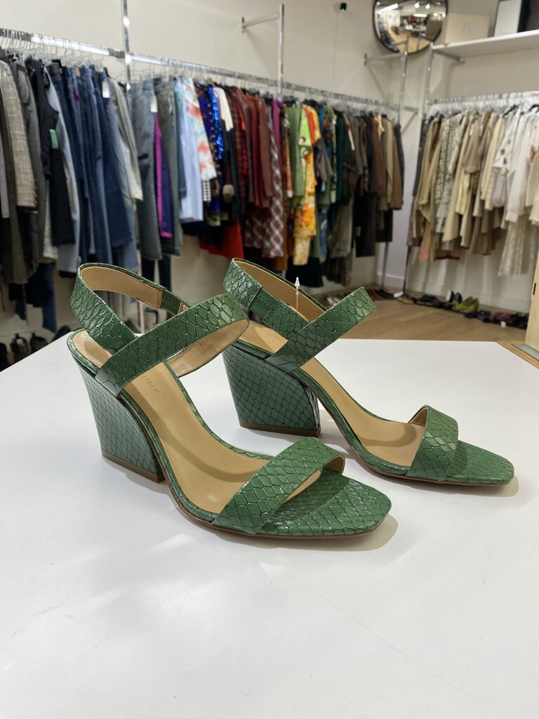 Banana Republic Emilia leather sandals 8.5