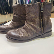Load image into Gallery viewer, John Fluevog Living Gusset Ankle boots 38
