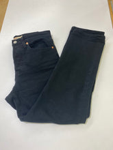Load image into Gallery viewer, Levis Straight Wedgie 27

