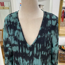 Load image into Gallery viewer, Ichi pleated/sheer top 38
