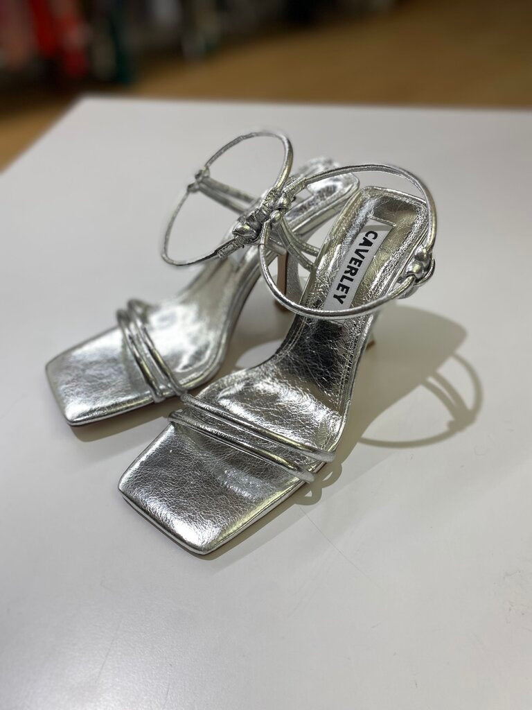 Caverly Kolt Heel Crinkle Silver sandals NWOT 37