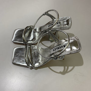 Caverly Kolt Heel Crinkle Silver sandals NWOT 37