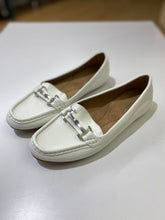 Load image into Gallery viewer, Aerosoles moccasins 8.5
