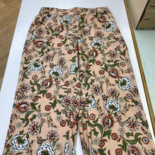 Load image into Gallery viewer, Floral pull on pants
