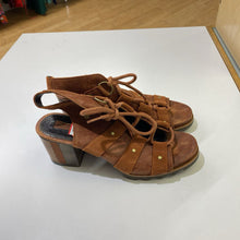 Load image into Gallery viewer, Sorel stappy sandals 8
