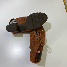 Load image into Gallery viewer, Sorel stappy sandals 8
