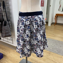 Load image into Gallery viewer, Ann Taylor floral skirt 6
