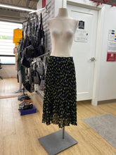 Load image into Gallery viewer, Banana Republic pleated skirt 6
