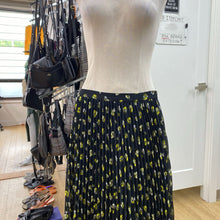 Load image into Gallery viewer, Banana Republic pleated skirt 6
