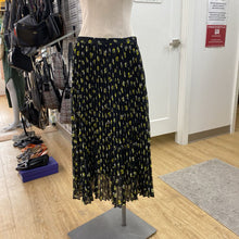 Load image into Gallery viewer, Banana Republic pleated skirt 6
