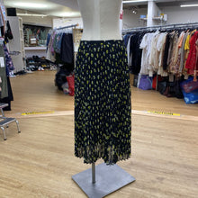 Load image into Gallery viewer, Banana Republic pleated skirt 6
