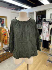 Gap eyelet top NWT S