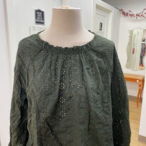 Gap eyelet top NWT S