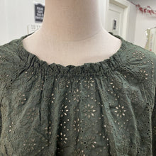 Load image into Gallery viewer, Gap eyelet top NWT S
