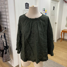 Load image into Gallery viewer, Gap eyelet top NWT S
