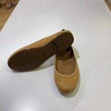 Load image into Gallery viewer, Frye leather flats 8
