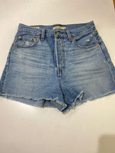 Load image into Gallery viewer, Levis Ribcage denim shorts 28
