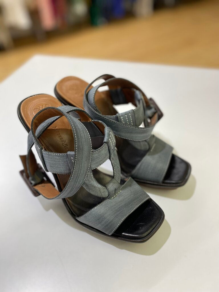 Modern Vintage sandals 7