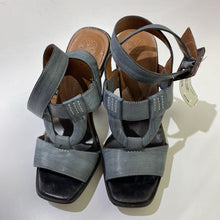 Load image into Gallery viewer, Modern Vintage sandals 7
